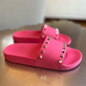 VALENTINO GARAVANI ROCKSTUD PINK POOL SLIDES